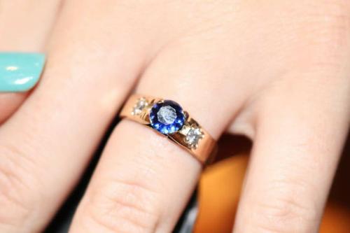 Forged ring set with sapphire and diamonds